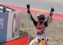 Marc Marquez esulta dopo aver vinto il Gp di Aragona