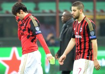 Kaka' (c) e Taarabt (d) escono dal campo delusi dopo la sconfitta con l'Atletico Madrid